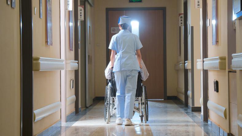 要体面还是要编制,不是“最快女护士”一个人的难题